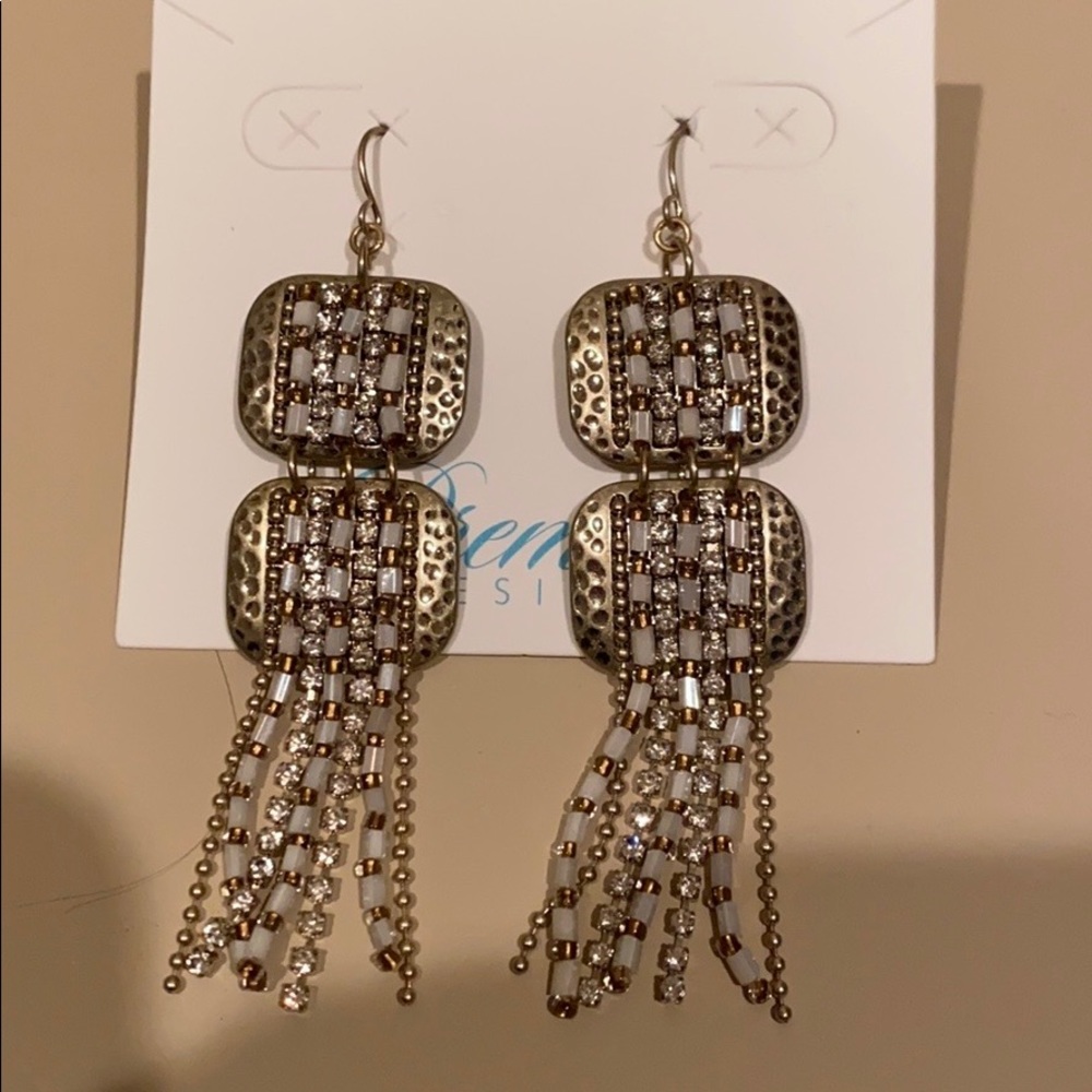 very pretty gold and pearl earring!